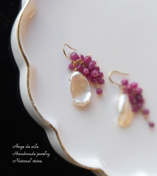 画像2: 【14kgf】けしパール&ルビーのアシンメトリーピアス /イヤリング  (2)